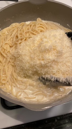 Save my Alfredo Pasta recipe! It’s everything I can’t eat especially all that dairy, but it’s one of the girls favorite dishes. The ingredients for the Alfredo sauce is 3 tbsp of butter, 3 cloves of garlic, 1/2 cup heavy cream, 1 tsp salt, 1/4 tsp black pepper, 1/2 tsp garlic powder and 1 1/2 cups grated Parmesan cheese. #dinnerideas #easyrecipes #simplerecipes #dinnerrecipes #alfredo #pastarecipe #alfredopasta #carbs #recipevideo #cookingvideos #homemade #recipeoftheday | My Healthy Dish