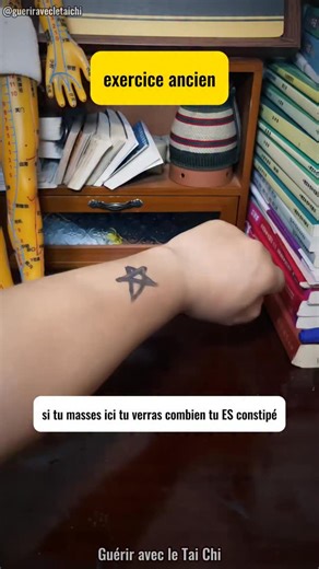😖 Les antidouleurs ne vous soulagent plus ? Essayez d’appuyer sur un seul point — et ressentez le changement. 📘 Ce n’est pas de la magie. C’est l’acupression ancestrale 🔥 Tapez “POINT” en commentaire et découvrez en 1 clic les secrets pour libérer votre énergie vitale. #EntraînementQuotidien #ExercicesDoigts #AstucesSanté #MassageRelaxant #BienÊtreMaiso | Guérir avec le Tai Chi