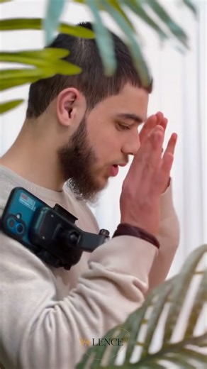 ‎Valence.ps | شركة فالينس‎ on Instagram‎: "⁨ ⁨ في صلاة الليل… كل تفصيلة بتفرق. وكل راحة بتقربك خطوة من الخشوع الحقيقي 🤍 حامل الجوال من ڤالينس يثبّت الجوال بثبات مثالي، ويخفف الحمل عن اليدين والرقبة أثناء القيام أو الجلوس. ومع تطبيق (وحي) تصير القراءة أسهل، أهدى، وأقرب للقلب… بدون تشتيت أو حركات تقطع الخشوع. تفصيلة صغيرة في العبادة، لكن تأثيرها كبير على التركيز، الطمأنينة، وحضور القلب ✨ شركة فالينس – جودة تثق بها"‎