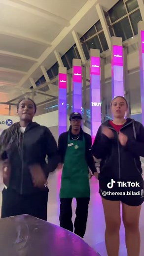 Walk that way 👯👯@ɴѧʑ²🐨 @emily.tanira #dancechallenge #viral #foryou #trend #walkthatway😜