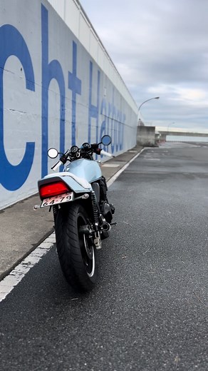 ここで女性ライダーが乗るライムグリーンのzrxが印象的すぎて購入を決めたんだよなぁ #zrx400 #zrx400ii #zrx