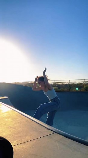 #TakisTransformation #dangerousacts #flip #handstand #slide #rollerskating #rollerskater #splits #skater #skating #skate #skatergirlcheck #sk8 #🛼 #🖤 | Alex Divers