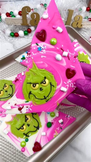 2.2M views · 23K reactions | Some fun onion flavored grinch inspired bark from last year! Haha jk on the onion part. #Christmas #Chocolate #ChocolateBark #christmascrack #baking #christmastreats #holidaytreats #holidaybaking #candybar #treatmaker #grinchmas #grinch | beautyanddasweetz | Facebook