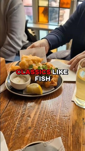 Try this food tour of London’s oldest pubs🍺