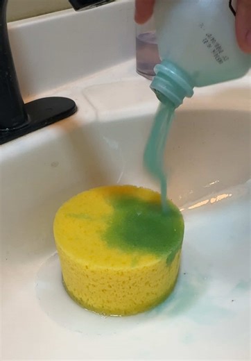 I think this had wintergreen alcohol Pinalen, that blueberry Fabuloso and maybe some alcohol. My poor bf he waits to shower till in the afternoon just so I can play with my soap he finally sees that this weird soap thing makes me happy 😊 also when ever I turn on the sink he get cold water lol sorry bebe 😅