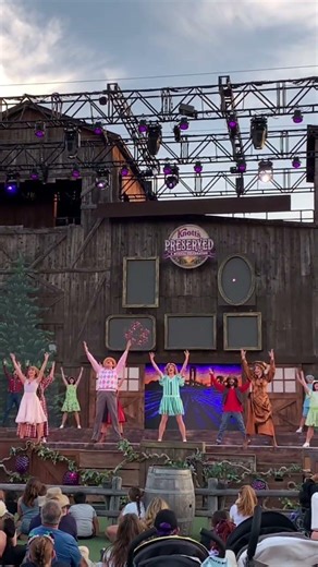 This performance at Knott’s Berry Farm was INSANE 😳🔥