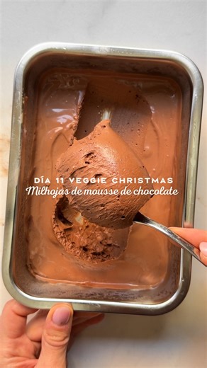 Gloria Carrión on Instagram: "Publi🎄DÍA 11: MILHOJAS DE MOUSSE DE CHOCOLATE🎄 . Familia! Hoy toca un buen postrecito que, además de ser muy sencillo, queda increíble y no es nada pesado. . La mousse está hecha con tofu silken, que le da mucha estabilidad a la mezcla y, por supuesto, he usado la batidora Blend Up de @moulinex_es, que es súper potente y a la vez tan compacta y ligera que cabe en cualquier lado. Mi dto es LAGLORIA15MLX. Una pasada. . ✔️MOUSSE DE CHOCOLATE . ▫️300 g de tofu silken
