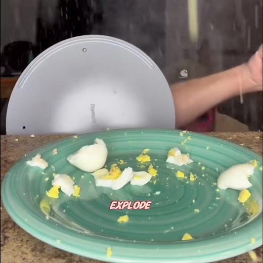 Why do ordinary eggs explode in the microwave #popularscience #science #usa_tiktok #fyp #fyf