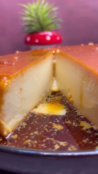 Desertul din acest weekend~Cremă de zahăr ars🍮👩‍🍳 Un desert fin,gustos,ușor și rapid de pregătit❤️ Ingrediente: 8 ouă 1 litru lapte de 3,5 grăsime 200 g zahăr pentru siropul de zahăr ars 150 g zahăr pentru crema de lapte cu ouă Esență de vanilie Se caramelizează cele 200 g de zahăr in oala în care vom face crema de zahar ars ,tapetam bine pereții oalei cu siropul de zahăr și lăsăm la răcit până vedem ca s-a întărit și creapă zahărul. Între timp mixam cele 8 ouă întregi cu zahărul și esența de