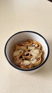 Tortilla Cinnamon Scrolls - the ultimate sweet treat made in minutes 🤎 Ingredients (Makes 2 scrolls): 2 tortillas 1 tbsp butter, melted 2 tbsp coconut sugar 1½ tsp ground cinnamon For the glaze: 2 tbsp Greek yogurt 1 tsp coconut sugar 1 tsp maple syrup Dash of vanilla extract Method: 1. Mix coconut sugar and cinnamon together in a small bowl. 2. Brush each tortilla with melted coconut oil or butter. Sprinkle evenly with the cinnamon sugar mix. 3. Roll each tortilla tightly, then slice into 8 mi