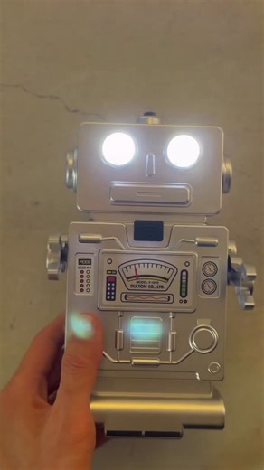 HATCH（ハッチ） on Instagram: "「ピカッとおたすけロボ（ロボット型工具セット）」selected by 三浦有人 ¥2,750 "正直、トラック型工具セットの見た目が変わっただけ。でも、ロボット型を見た瞬間、またやられた。可愛い。それだけで手が伸びてしまった。使う頻度でいえば、オフィスチェアのネジを締め直すとか、年に数回。どこにしまったかわからなくなるのが嫌で、トラック型は出しっぱなしにしている。出しっぱなしにできる見た目だから使ってる。これはそこに並べて置きたくなった。目が光るところがこれまたずるい。用もないのに光らせてしまう。男心をちゃんとわかってる。中身はドライバー、ビット、ソケット、メジャーまで揃っている。トラック型とどう使い分けよう、とか考えたけど、そんなのはどうでもいい。ただ可愛いから、買ってしまった。それでいい。トラック型と並べるだけで満足。" - - - - - - - - - - - - 遊び心溢れるロボットデザインの工具セット。ドライバー、ソケット、ビット、メジャーテープなど、本格的な工具が揃っています。ロボットの目はライトになっているので、暗い