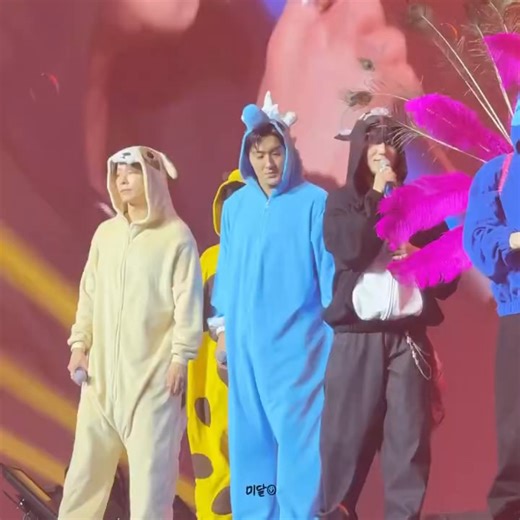 Que ganas de ser el peligroso de Siwon para andar jugando con la colita de Yesung 😻🤣🐈‍⬛ 251130 SS10 D-2 in BKK 🇹🇭 . . . . . Cr: Midal_40407 #SUPERJUNIOR #YESUNG #슈퍼주니어 #예성 #SUPERSHOW10 #20th_Anniversary_TOUR #SUPERSHOW #SuperJunior25 | Universo Cloud