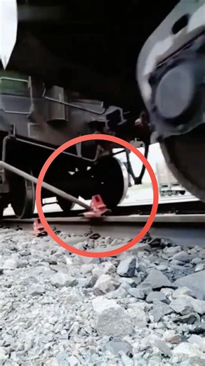 How Can This Tiny Metal Block Stop an 850-Ton Train?😳