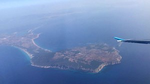 Ibiza wir kommen! Im Anflug auf Ibiza fliegen wir einen Bogen um Formentera ✈️ Unsere Ibiza Angebote findest du hier: https://www.restplatzboerse.at/urlaub/ibiza-rid-1/ | Restplatzboerse.at