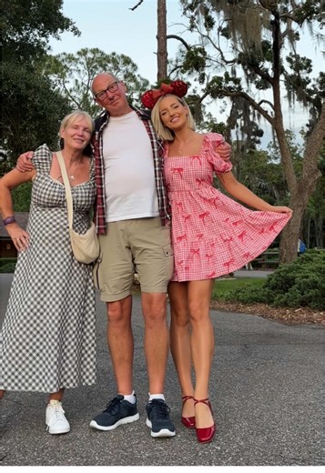 And that’s on going to Disney with your parents.. even when you’re married and 30.. forever and always 🥰🤌🏼✨@Disney Parks UK @Disney UK @Disney Parks #disneyoutfits #disneyadult #wdw #waltdisneyworld #disneyland #disneylandparis #disneytiktok #disneyvlog