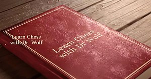 Download & Mainkan Learn Chess with Dr. Wolf di PC & Mac (Emulator)