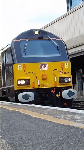 DB Class 67 arriving into London Victoria