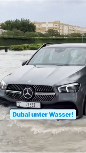 325K views · 72 reactions | Überall in den Vereinigten Arabischen Emiraten, in Teilen Katars und in Bahrain sorgen starke Niederschläge für Überflutungen. Dubais Autobahnen stehen unter Wasser, der Flughafen ist lahmgelegt. In den Staatsmedien war von der größten Niederschlagsmenge seit Beginn der Aufzeichnungen die Rede. #dubai #uae #unwetter | WELT | Facebook