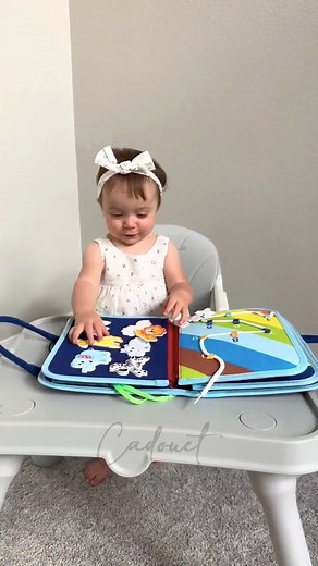 🚨 Vente du Vendredi Fou : -50 % de réduction 🚨 Trop d’écrans, trop de crises ? 😩 Mon Livre d’Éveil Montessori™ occupe votre enfant intelligemment — sans bruit, sans pile, sans stress. ✅ Activités sensorielles inspirées de la méthode Montessori ✅ Stimule la motricité, la logique et l’autonomie ✅ Parfait à la maison comme en déplacement 🎁 Le cadeau éducatif idéal pour un moment calme et ludique 👉 Commandez maintenant avant rupture de stock : https://cadouet.com/products/livre-eveil-montessori