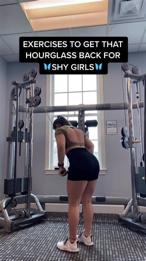 Want more of an hourglass shape? Train your back like this 🤍 Building your upper back helps create more of an hourglass shape. Full 12-Week Program 🔗 in bio. My program shows you step-by-step. #backworkout #hourglassshape #cableworkout #womensfitness #fitnesstips