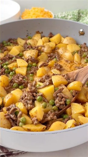 Ground Beef and Potatoes Skillet Recipe 🥘🥔 #easydinnerideas #easydinnerrecipe #groundbeefrecipe