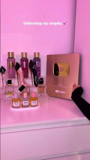 Unboxing my trophy 🏆💕✨ #unboxing #trophy #1M #youtube