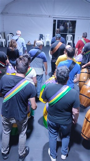 CLASES DE TAMBOR DE CANDOMBE - TALLER on Instagram: "Cómo puse en posteos anteriores !!!! ☀️ Arrancamos sentados 🌕 Segundo mojón, colgamos el tambor ☀️ Llegó el tercero, caminar y tocar 😮😉 Creen que es fácil ? no, yo creo que es un NO rotundo , no es colgar un tambor y caminar como mirando precios de las papas en la feria Está claro que hay gente que le sale más natural y otros les cuesta más Por eso está bueno investigar , aprender , practicar , desmenuzar ... Acá en éste taller siempre vamo