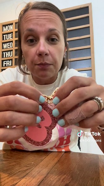 I love when parents add a keychain on their students backpack. It helps the student or teacher identify it easily. 🎒🔑🗝️🔐#kindergarten #elementaryteacher #backtoschool2024 #teacher #teachertok #teachertok #teachersoftiktok #kindergartenlife #kindergartenmom #teachertips #kindergartenteacher #thatmomwithalaser #keychain