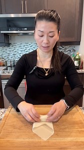 2 ways to wrap up the spring rolls | Ly Cooks