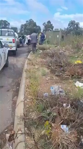 🇿🇦A man was caught, stuck inside an electrical mini substation in Roodepoort. It is believed the legend wanted to steal or vandalise electrical components. He was later rescued, as the police waited to whisk him to the local holding cells.