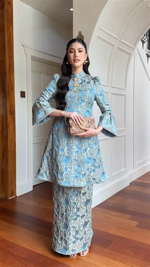 SHE DAZZLE on Instagram: "Betul ke raya tahun ni warna teal blue MENDONIA 🔥 Sekali nampak je dah susah nak pandang warna lain. Patutlah bila sarung tu memang auto naik seri. Kalau dah berkenan depan mata tu, apa lagi kan. Cepat-cepat grab dulu. Nak pakai raya ke berapa tu, kita fikir kemudian. Beli dulu, fikir tu nanti."