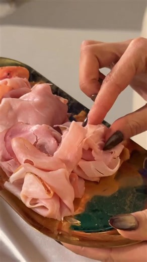 Premios Ídolo on Instagram: "Publi. Pillamos el secreto de @taniamedinnna para brillar en la alfombra roja. No es magia, con @argal_alimentacion es posible disfrutar y cuidarse. ¿Quién dijo que no era compatible? ✨ #premiosidolo #placersinlimites"