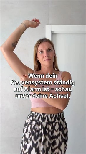 JULIA HENNICKE | NERVENSYSTEM & MENTALE GESUNDHEIT on Instagram: "Wenn dein Nervensystem dauerhaft im Alarmmodus ist, sucht dein Körper nach Entlastung – nicht nach Kontrolle. Ein Bereich, den fast niemand beachtet: deine Achseln. Hier verlaufen Lymphbahnen, Nervenverbindungen und energetisch (TCM) die Leber- & Gallenenergie – also genau die Systeme, die auf Dauerstress reagieren. ✨ Diese Übung hilft deinem Körper, wieder Sicherheit zu spüren: • 30–60 Sekunden sanftes Klopfen unter der Achsel •