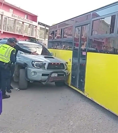 Big bus 🚌 squeeze car 🚗