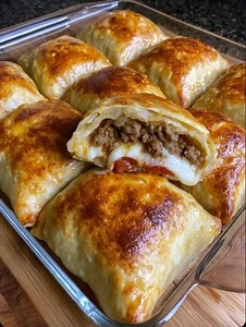 "My neighbor old lady made this once and I couldn’t stop eating it. I was out of control. If I make it, it will be gone in no time, so I don’t dare. There is just something so good about this!" FULL RECIPE 💬👇 | Homey Recipes