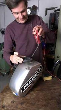 Is this the best way to derust a gas tank? ⚡🔋 #workshop #moped #motorcycle #gasoline