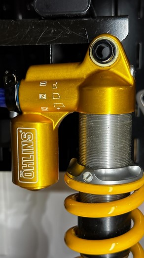 Rear shocks… . Coil or air and which do you choose?! . Enjoying my time on my Spindrift with this Öhlins TTX22 m.2 . . . . . #mtb #mtbtrail #mtbtrails #mtbfreeride #mtbsuspension #mtbshock #coilshock #coilsuspension #ohlins #ohlinsmtb #ohlinsusa #ohlinsttx22m2 #ohlinsttx22m #bikesofinstagram #bikes #bikelife #mtblife #swedishgold #satisfying #satisfyingvideos #oddlysatisfying | Tim Likes Bikes