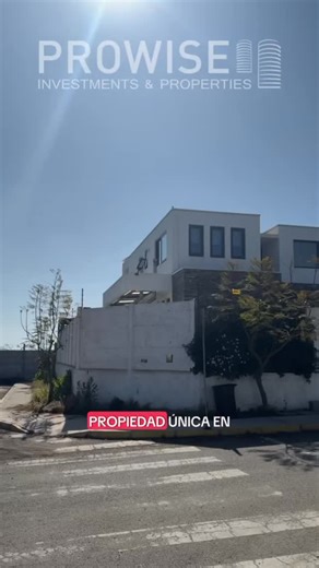 PROWISE on Instagram: "Se vende Moderna y acogedora casa de dos pisos estilo mediterráneo ubicada en el exclusivo Loteo La Reserva, Cerro Grande, sector residencial de alta plusvalía en La Serena, reconocido por su tranquilidad, conectividad y entorno familiar. Cercana a colegios destacados, strip centers, farmacias, supermercados y comercio local, lo que la convierte en una excelente alternativa para vivir o invertir. Características: -Terreno: 327 m² - Construcción: 139 m² Primer piso - Hall d