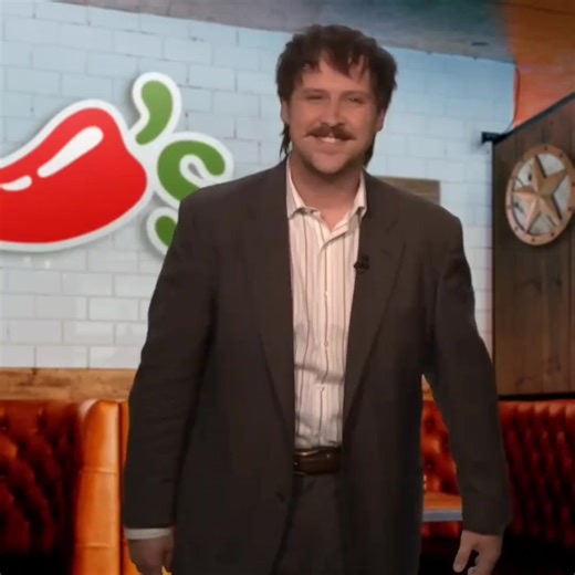 TAN BELLO. 😍🤣 Durante el monólogo de anoche. Jimmy y su escritor en un bit de Chilis. #Chilis #mcdonalds | Jimmy Fallon Latin America FANS
