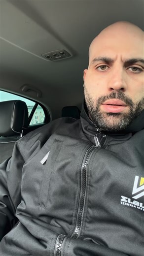 Engineer Kolesidis Christos on Instagram: "Μην κάνεις αυτό το λάθος στο στέγαστρο σου! 🏗️⚠️ Σχεδιάζεις στέγαστρο με αντηρίδες; Πρόσεξε καλά τι υλικό θα διαλέξεις για την ανάρτηση! Πολλοί χρησιμοποιούν ντίζες ή συρματόσχοινα επειδή είναι εύκολα στην τοποθέτηση. Ναι, αντέχουν το βάρος του στέγαστρου και το χιόνι (κατακόρυφα φορτία). Τι γίνεται όμως με τον αέρα; 💨 Όταν ο άνεμος φυσάει κάτω από το στέγαστρο, δημιουργεί πίεση προς τα πάνω. Το συρματόσχοινο απλά «διπλώνει» και δεν κρατάει τίποτα, με