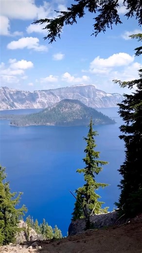 Save “The Optimal National Parks Route” ⬇️ Did you know someone actually mapped out the most efficient way to visit every National Park in the lower-48—with the least amount of driving possible? In 2016, Randy Olson, a computer science and engineering PhD candidate, created a road trip route that connects every U.S. National Park in the contiguous states without unnecessary backtracking. It’s essentially the ultimate National Parks loop. (Since then, four new National Parks have been added—but t