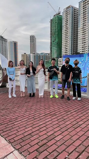 Ano sa tingin niyo laman ng floating box sa likod namin? 🤔 #MLBBAnn7versaya