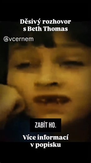 V černém on Instagram: "Mrazivý klid, dětský hlásek a slova, ze kterých tuhne krev v žilách. 😰 Šestiletá Beth Thomas v roce 1990 šokovala psychology i veřejnost. Když se jí ptali, co by udělala svým rodičům, bez mrknutí oka odpověděla: „Zabila bych je.“ Temná minulost a zlomená duše 💔 Beth a její bratr Jonathan si prošli peklem. Než byli adoptováni rodinou Tennantových, zažili u svého biologického otce kruté týrání a sexuální zneužívání. Tyto horory zanechaly na Bethině psychice hlubokou stopu