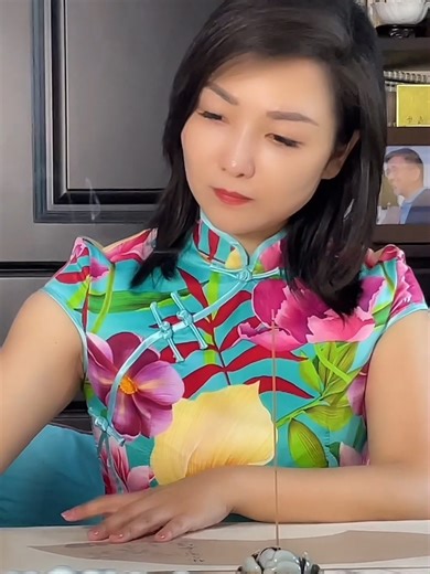 Young calligrapher Zhang Lina brings Li Yu’s “Yu Meiren · When Will Spring Flowers and Autumn Moon End” (《虞美人·春花秋月何时了》) to life in flowing semi-cursive script. Her brushwork moves with ease and rhythm, blending the fluid grace of running script with the solid, dignified strength inspired by the Yan style.#ChineseCalligraphy #CalligraphyArt #TraditionalChineseArt #InkArt #BrushAndInk #ArtOfWriting