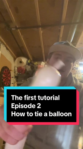 How to tie a twisting balloon ! Hope this helps and I hope you like the series, if you have and questions or requests throw them in the comments!#balloonartist #balloonart