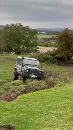 Defender td5 flat out in the mud
