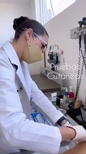 Te has preguntado cómo hacemos las pruebas de alergia? Es un procedimiento sencillo y seguro. Se hacen pequeños rasguños sobre la piel con los extractos alergénicos. Se leen a los 15 minutos y medimos las reacciones positivas. Está indicadas en pacientes con alergias a alimentos o alergias respiratorias. No hay edad mínima ni máxima. Si hay sospecha de alergia se pueden realizar a cualquier edad. Gracias @mon.semi por el video♥️ #allergy #skintest #alergias #pruebascutaneas | Dra. Cristina Díaz.