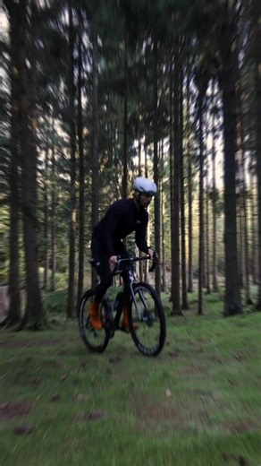 Træt af irritation i ørene under længere træningspas, med dit nuværende headset? Vi præsenterer Wavell 4 Aero. Skabt til at forbedre din performance med fantastisk lyd, frihed og fokus. Det åbne design lader dig høre din egen vejrtrækning og omgivelserne - perfekt til løb, cykling og træning. Den fleksible Ni-Ti memory-alloy sikrer, at de bliver siddende - uanset tempo. 🔋 Op til 48 timers batteritid 💦 IPX5-resistent mod sved og regn 🎧 TriMagnet-drivere for dyb, energisk lyd Prøv dem uden risi