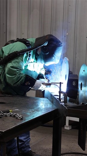 From welding sparks to finishing touches...our team makes it happen. Proud of the people who keep Trail King rolling forward every day. 👏 #trailking #trailkingind #trailkingtrailers #lookforthetriangles #buildingsuccess | Trail King Industries Inc.