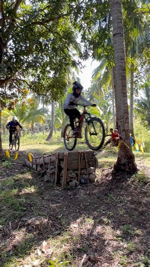 Basta di lang mag duha duha👌🏾 Smooth raman diay.. #reels #mtb #jumps | Savage MTB